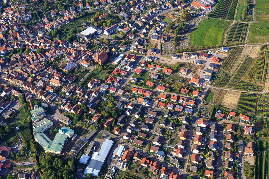 Luftbild: Winzerdorfübersicht im Queichtal zwischen Weinbergen aus Süden in Albersweiler im Bundesland Rheinland-Pfalz in Deutschland. Foto: IMG_111758.jpg vom 16.09.2018 durch Werner Riehm/FLY-FOTO.de