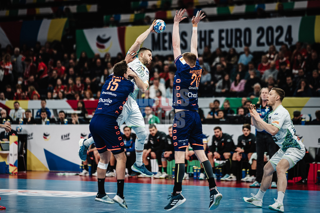 Handball | Herren | EHF EURO 2024 | European Championshop Men 2024 Final Tournament | Slowenien vs. Niederlande | 21.01.2024 | Aleks Vlah (#88, Slowenien, SLO) spielt einen Pass