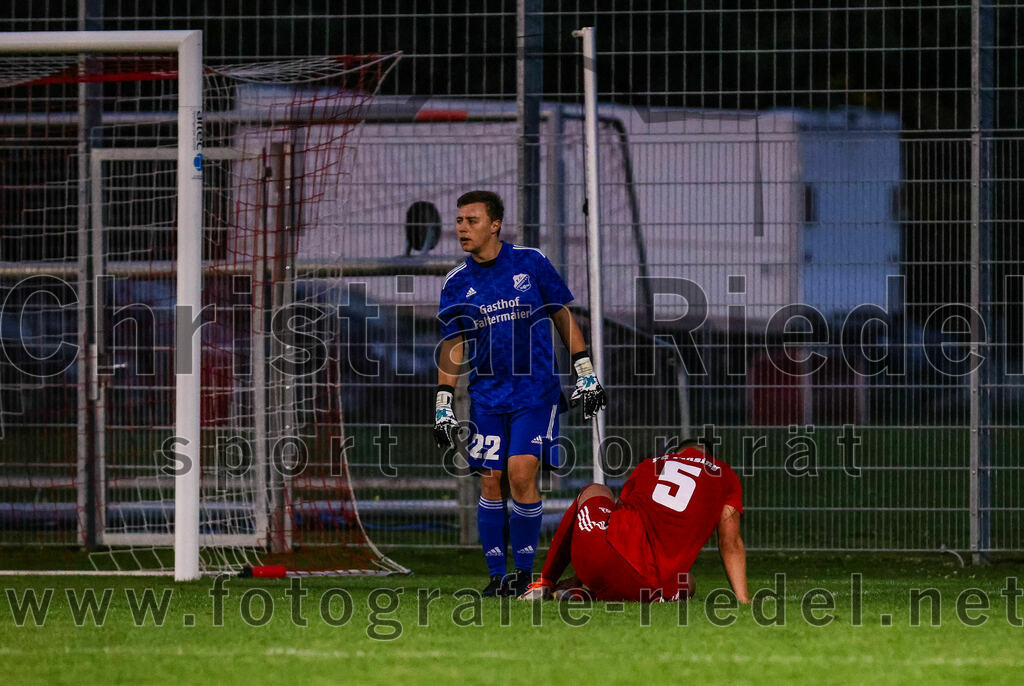 2023-08-01_048_FC_Finsing_gegen_SpVgg_Altenerding | Finsing, Deutschland, 01.08.2023:
Fußball, TOTO Pokal 2023 / 2024, 1. Spieltag, FC Finsing gegen SpVgg Altenerding, Endergebnis: 0:5

Torwart Tobias Forchhammer (FC Finsing, #22), Stefan Jell (FC Finsing, #5)

Foto: Christian Riedel / fotografie-riedel.net