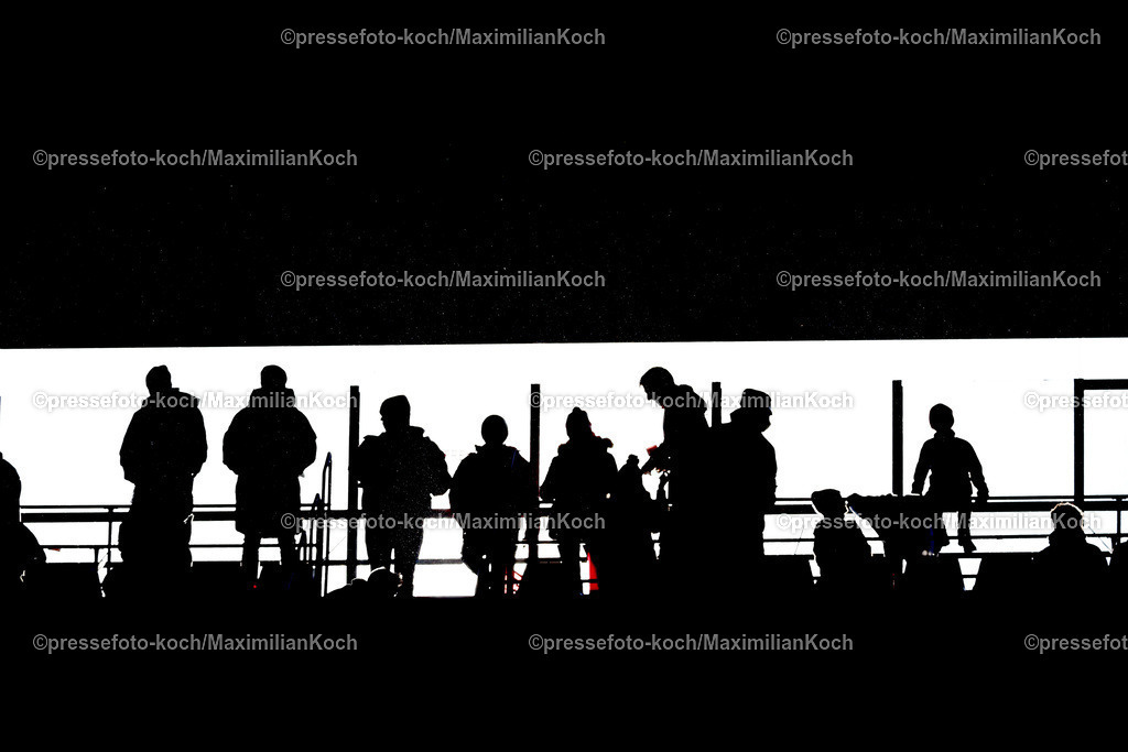1FC30112402077 | 30.11.2024, Fußball, 1. FC Köln - Hannover 96, 2. Fußball Bundesliga, RheinEnergieSTADION, Saison 2024 2025: Zuschauer Silhouette bei Sonnenuntergang auf der Tribüne im StadionDFB regulations prohibit any use of photographs as image sequences and or quasi-video.