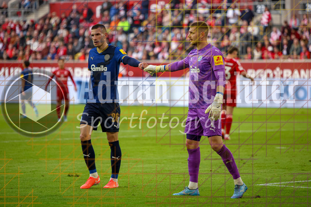 10.04.2026, GER, Fussball, Herren, 2. BL, Saison 2025/2026, Fortuna Düsseldorf - Holstein Kiel | David Zec (Kiel) und Timon Weiner (Kiel) geben sich die Faust