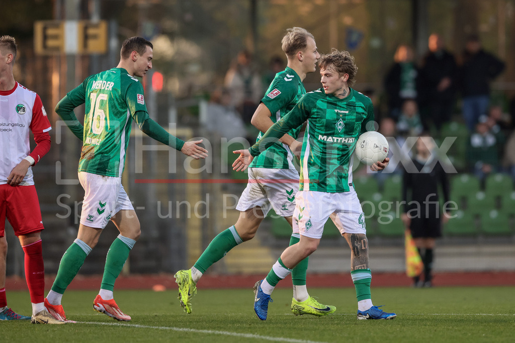 Fussball, Regionalliga Nord, SV Werder Bremen II - VfB Lübeck | v.li.: Maik Lukowicz (SV Werder Bremen II, 16), Jannic Ehlers (SV Werder Bremen II, 9) und Torschütze Isak Hansen-Aaroen (Aaröen, SV Werder Bremen II, 48) mit Torjubel, Jubel, jubeln, jubelt, optimistisch, Spielszene, Highlight, Freude über das Tor zum 1:1
