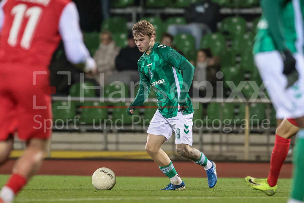 Fussball, Regionalliga Nord, SV Werder Bremen II - TSV Havelse | v.li.: Isak Hansen-Aaroen (Aaröen, SV Werder Bremen II, 48) am Ball, Einzelbild, Ganzkörper, Aktion, Action, Spielszene
