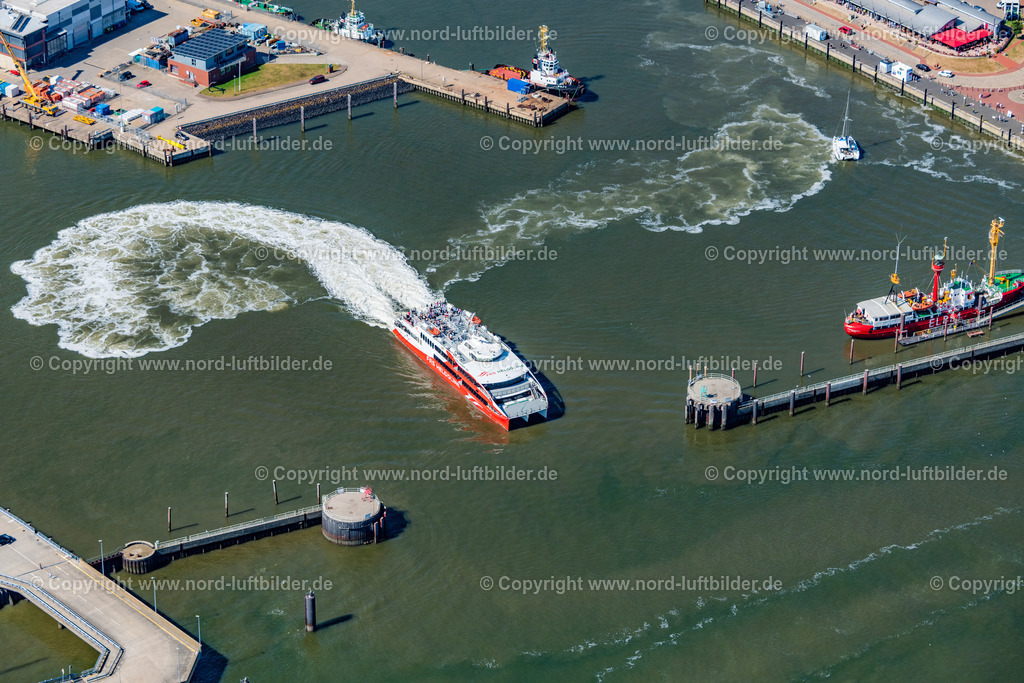 Cuxhaven_Halunder_Jet_ELS_7767130822 | CUXHAVEN 13.08.2022 Fahrt eines Fähr- Schiffes " Katamaran Halunder Jet der FRS Reederei" in Cuxhaven Hafen Alte Liebe im Bundesland Niedersachsen, Deutschland. // Travel of a ferry ship "Katamaran Halunder Jet der FRS Reederei" in Cuxhaven habour in the state Lower Saxony, Germany. Foto: Martin Elsen