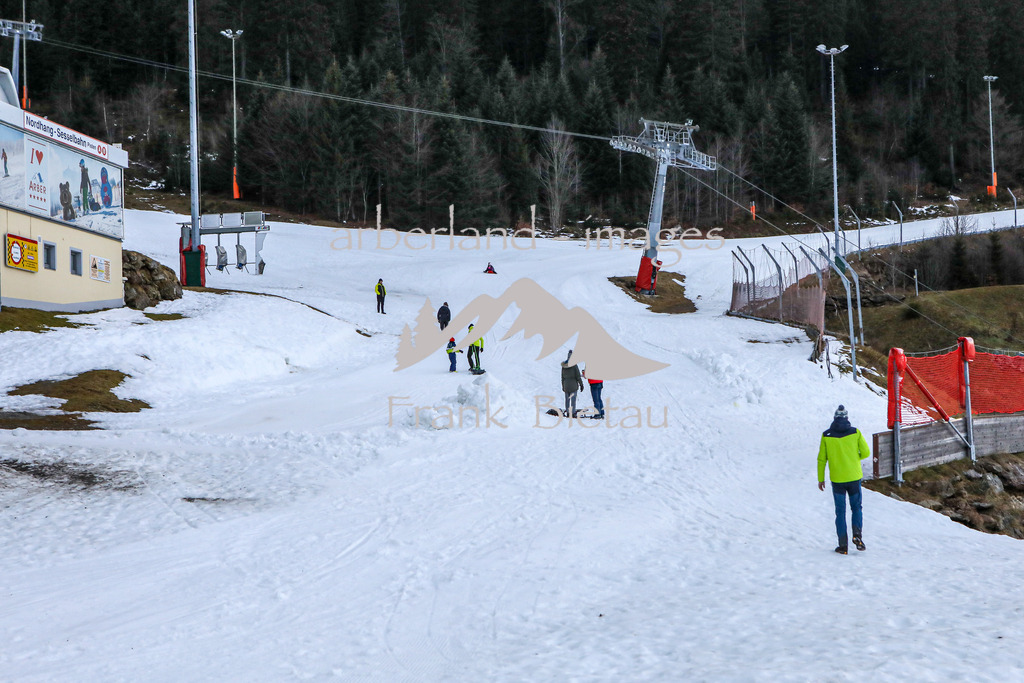 OE7A6586 | wer etwas Winter sucht  muss auf die wenigen Schneeflächen im Bereich der Talstation am Grossen Arber ausweichen