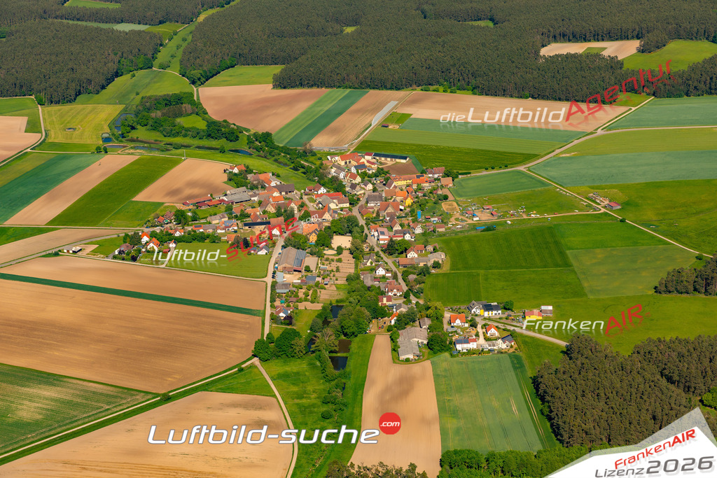 Das Luftbild zeigt : Ebersbach Abenberg - Die Luftaufnahme wurde 2024 vom UL-Flugzeug aus erstellt ( keine Drohne ) - Hochauflösende Luftaufnahme - Für grossformatige Ausdrucke geeignet. Die Geschenkidee !Mit Lizenz und Bildrechte bestellbar