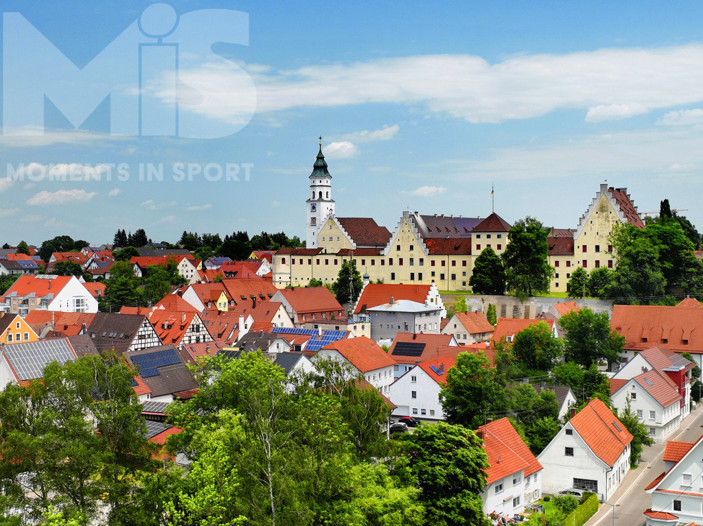 MIS_140220cm044.JPG | 23.06.2022,  Babenhausen im Unterallgäu, Luftbild, Stadtansicht mit dem 700 Jahre alten Fuggerschloss über der Stadt - Realisiert mit Pictrs.com