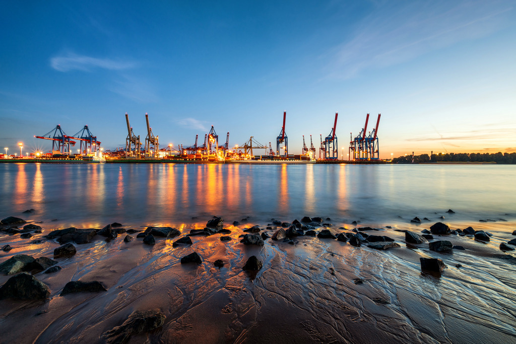 10230509 - Lichter des Hafens | Atmosphärischer Blick vom Elbstrand auf den Hamburger Hafen zur blauen Stunde.
Bestellen Sie dieses Motiv vom Hamburger Hafen als Wandbild oder Poster in vielen Ausführungen und Formaten. Zur Auswahl gelangen Sie über "Bestellen".