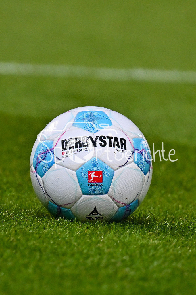1. FC Heidenheim - SV Elversberg 07 | im Bild der Derbystar Spielball der Relegation 2024/25 / Ball / Fussball / Symbolbild / Relegation Bundesliga: 1. FC Heidenheim - SV Elversberg 07, Voith-Arena am 22.05.2025 / DFL REGULATIONS PROHIBIT ANY USE OF PHOTOGRAPHS AS IMAGE SEQUENCES AND/OR QUASI-VIDEO / BLD / ZDF