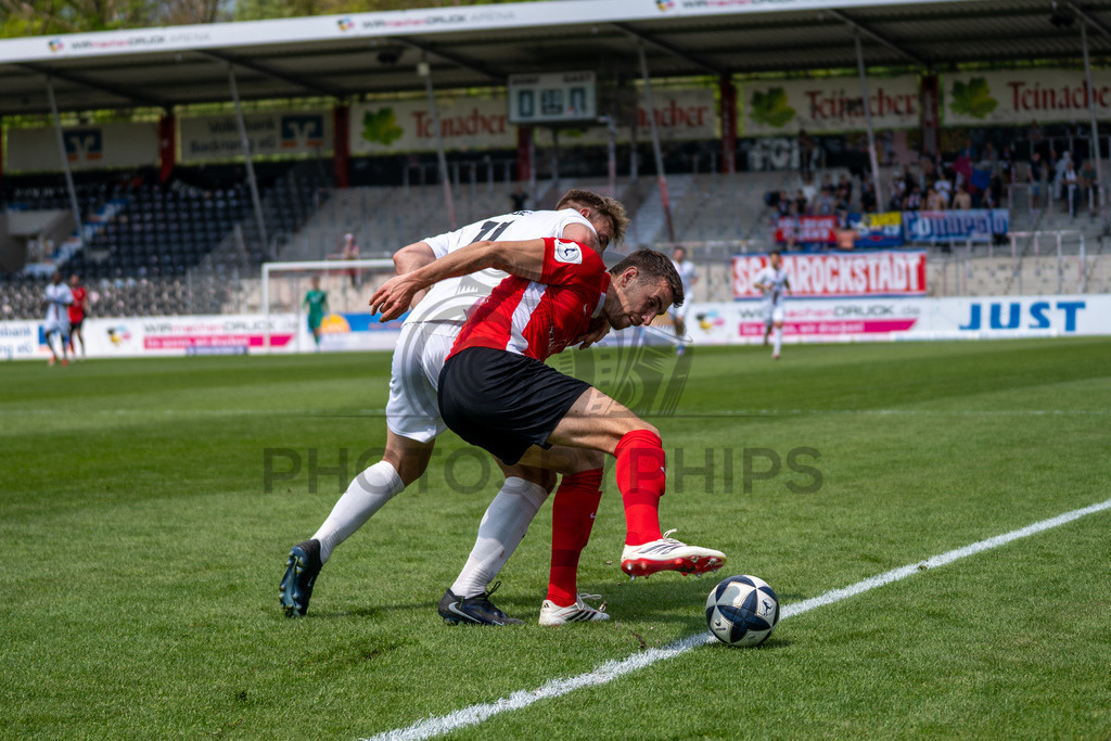 SG Sonnenhof Großaspach vs. SG Barockstadt Fulda-Lehnerz, Fussball, Regionalliga Suedwest, 33. Spieltag, 09.05.2026 | Arbnor Nuraj (SG Sonnenhof Großaspach, #25) im Zweikampf mit Tobias Goebel (SG Barockstadt Fulda-Lehnert, #11),SG Sonnenhof Großaspach vs. SG Barockstadt Fulda-Lehnerz, Fussball, Regionalliga Suedwest, 33. Spieltag, 09.05.2026