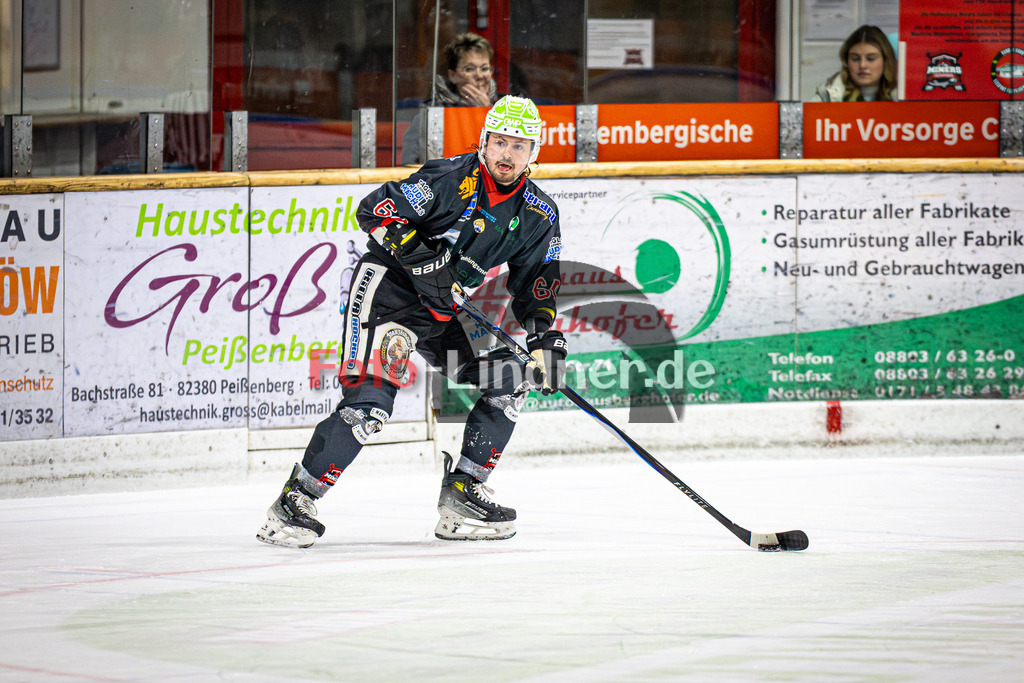 Peißenberg MINERS gegen ERSC Amberg | Eishockey Bayernliga 2025/26 Vorrunde 18. Spieltag, Peißenberg MINERS gegen ERSC Amberg, 20251212,Marek HALODA (MINERS 64) in Aktion, Freisteller,2025-12-12 in Peißenberg (flatbuy Arena Peißenberg), Marek HALODA (MINERS 64)Copyright: WolfgangxLindner www.foto-lindner.de