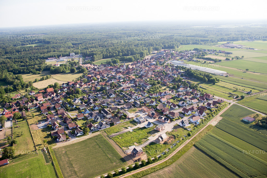 Aerial view: View of the town in Niederrœdern in the state Bas-Rhin, France.Photo: IMG_080192.jpg taken on 06/05/2015 by Werner Riehm/FLY-FOTO.comResolution of the original: 5472 x 3648 px