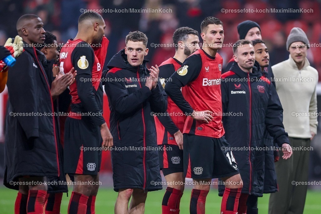 DFB05022502365 | 05.02.2025, Fußball, DFB-Pokal Viertelfinale, Bayer 04 Leverkusen - 1.FC Köln, BayArena, Saison 2024 2025: Abschlussjubel nach dem 3:2 Sieg. Die Mannschaft feiert den Erfolg und den Einzug ins Halbfinale. Jonathan Tah (Bayer04 Leverkusen #4), Florian Wirtz (Bayer04 Leverkusen #10), Patrik Schick (Bayer04 Leverkusen #14), Aleix Garcia (Bayer04 Leverkusen #24)DFB regulations prohibit any use of photographs as image sequences and or quasi-video.