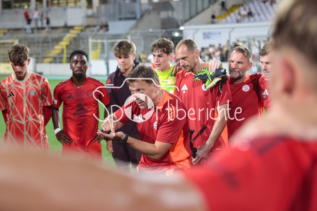 FC Bayern Amateure - SpVgg Bayreuth | Ansprache nach dem Heimsieg gegen Bayreuth von Amateure Trainer Holger SEITZ