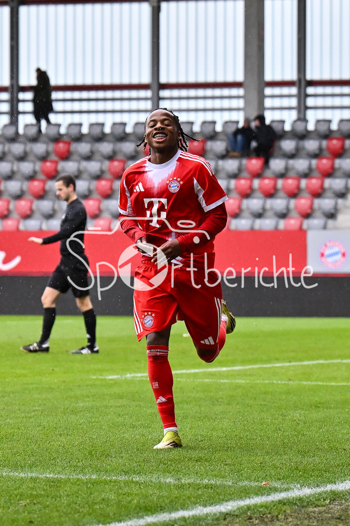 FC Bayern München - Berliner Athletik Klub | MUNICH, GERMANY - 21. FEBRUARY: Jubel der kleinen Bayern nach dem Treffer zum 5-1 durch Wisdom MIKE (FC Bayern München U19 11) / Tor / Torschuetze / Freude / Happy / während dem Spiel zwischen der U19 des FC Bayern München und der U19 des Berliner Athletik Klubs am 3. Spieltag der DFB-U19 Nachwuchsliga am FC Bayern Campus