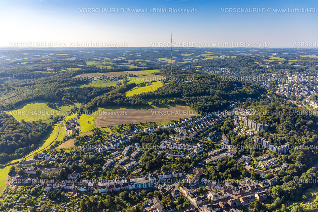 Velbert240811524Langenberg | Luftbild, Antennen Westdeutscher Rundfunk Sender Langenberg, Reihenhaus Wohnsiedlung Paul-Polzenberg-Weg, Hiochhaus Wohnsiedlung Laakmannsbusch, Wiesen und Felder und Waldgebiet mit Fernsicht, Oberbonsfeld, Velbert, Ruhrgebiet, Nordrhein-Westfalen, Deutschland