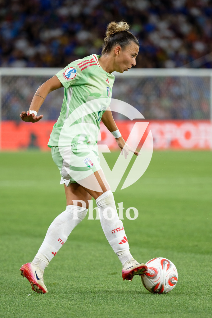 England v Italy - UEFA Women's EURO 2025 Semi-Final | GENEVA, SWITZERLAND - JULY 22:  Arianna Caruso of Italy controls the ball  during the UEFA Women's EURO 2025 Semi-Final match between England and Italy at Stade de Geneve on July 22, 2025 in Geneva, Switzerland. (Photo by Giuseppe Velletri/Sports Press Photo/Getty Images)