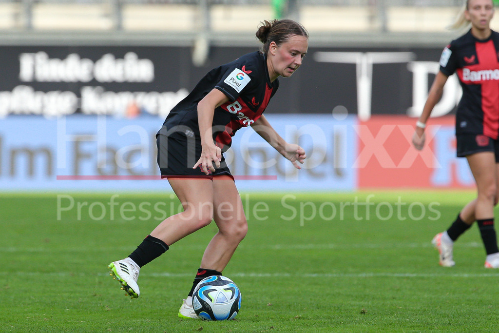 Fussball, Google Pixel Frauen-Bundesliga, VfL Wolfsburg - Bayer 04 Leverkusen | v.li.: Sofie Zdebel (Bayer 04 Leverkusen, 16) am Ball, Einzelbild, Ganzkörper, Aktion, Action, Spielszene, DIE DFB-RICHTLINIEN UNTERSAGEN JEGLICHE NUTZUNG VON FOTOS ALS SEQUENZBILDER UND/ODER VIDEOÄHNLICHE FOTOSTRECKEN. DFB REGULATIONS PROHIBIT ANY USE OF PHOTOGRAPHS AS IMAGE SEQUENCES AND/OR QUASI-VIDEO.