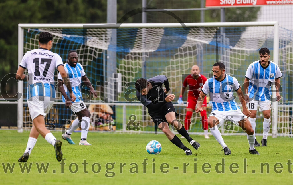 2023-08-05_085_FC_Langengeisling_gegen_SVN_Muenchen | Erding, Deutschland, 05.08.2023:
Fußball, Bezirksliga Oberbayern Ost 2023 / 2024, 2. Spieltag, FC Langengeisling gegen SVN München, Endergebnis: 1:3

Julien Santana-Mielke (SVN München, #17), Rachid Teouri (SVN München, #9), Paul Bucher (FC Langengeisling, #18), Cenk Imsak (SVN München, #29), Mehmet Köse (SVN München, #18)

Foto: Christian Riedel / fotografie-riedel.net