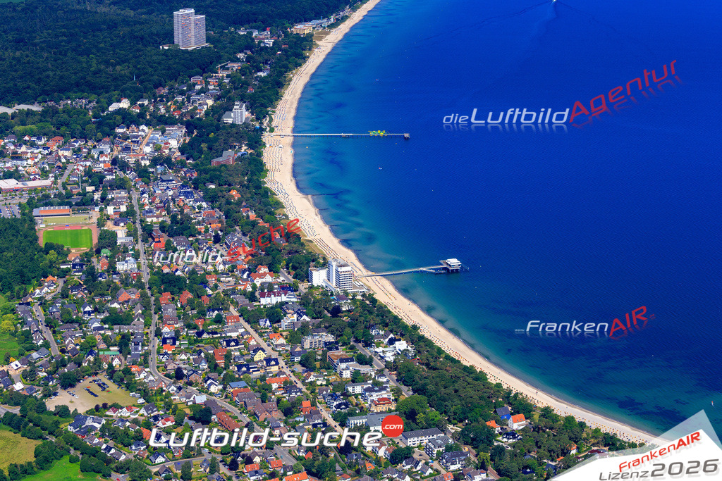 Die Luftbildaufnahme Strandallee - Timmendorfer Strand wurde 2018 mittels Flugzeug (keine Drohne) erstellt. Perfekte Schärfe und Druck- Auflösung- Garantiert!