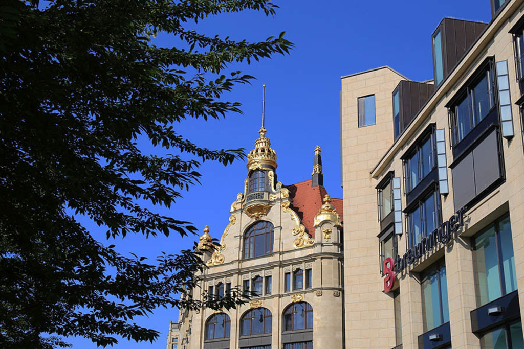 Foto: Leipzig - Kaufhaus Ebert und Warenhaus Breuninger | Das Team hinter BILDLEXIKON LEIPZIG bündelt historische wie aktuelle Informationen über die Stadt Leipzig in Text und Bild auf einer Plattform und stellt diese der interessierten Öffentlichkeit zur Verfügung.