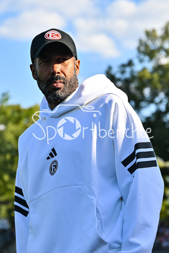 1. FC Schweinfurt 05 - Fortuna Düsseldorf | im Bild Daniel THIOUNE Trainer Fortuna Düsseldrof / Einzelfoto / Freisteller / DFB-Pokal: 1. FC Schweinfurt 05 - Fortuna Düsseldorf; Riedel-Bau Arena am 18.08.2025