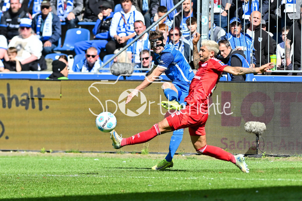 1. FC Magdeburg - Fortuna Düsseldorf | im Duell Alexander NOLLENBERGER (FC Magdeburg 17) und Matthias ZIMMERMANN (Fortuna Duesseldorf 25) / Zweikampf / 2. Bundesliga: 1. FC Magdeburg - Fortuna Duesseldorf, Avnet-Arena am 18.05.2025 / DFL REGULATIONS PROHIBIT ANY USE OF PHOTOGRAPHS AS IMAGE SEQUENCES AND/OR QUASI-VIDEO