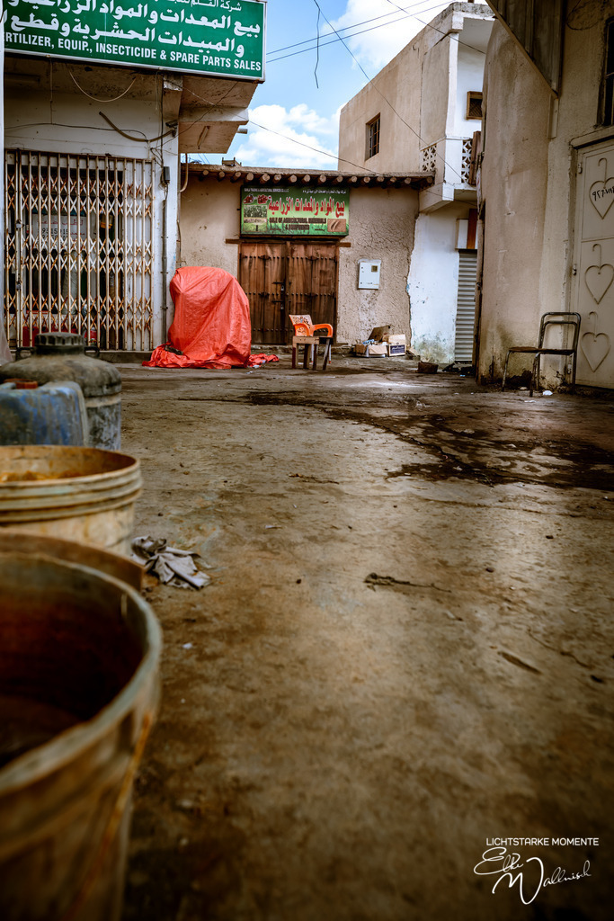 Bahla Fort, Bahla - Stadtviertel jenseits der Touristenpfade | Herzlich willkommen auf meiner Seite! Ich bin Elke Wallnisch, Deine Fotografin für lichtstarke Momente. Der Name steht für alles, was mich mit der Fotografie verbindet: Das Licht und seine machtvolle Wirkung auf eine Situation oder unsere Stimmung - Realisiert mit Pictrs.com