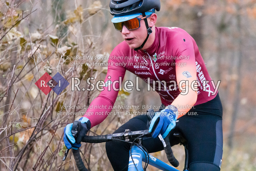 Radsport, 14. Lauf - Bikebeat Cyclo-Cross Bundesliga 2022/23 und 43. Harburger Weihnachtspreis im Stevens Cup 2022, Schwarzenbergplatz (Hamburg-Harburg), 18.12.2022 | Aus dem Rennen 6 / Männer Elite (Lizenzfahrer): 
Albert Gathemann (#18, SC Berlin)