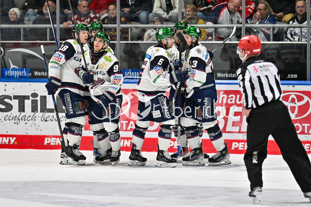 Augsburger Panther - Eisbären Berlin | Jubel der Eisbären nach dem Ausgleich zum 3-3 durch Frederik TIFFELS (Eisbären Berlin 95) / Tor / Torschuetze / Freude / Happy / DEL: Augsburger Panther  - Eisäbren Berlin; Curt Frenzel Stadion am 03.10.2025
