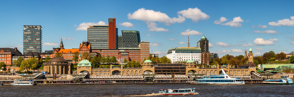 10231039 - St Pauli Panorama | Blick auf die Landungsbrücken und die Skyline von St. Pauli.