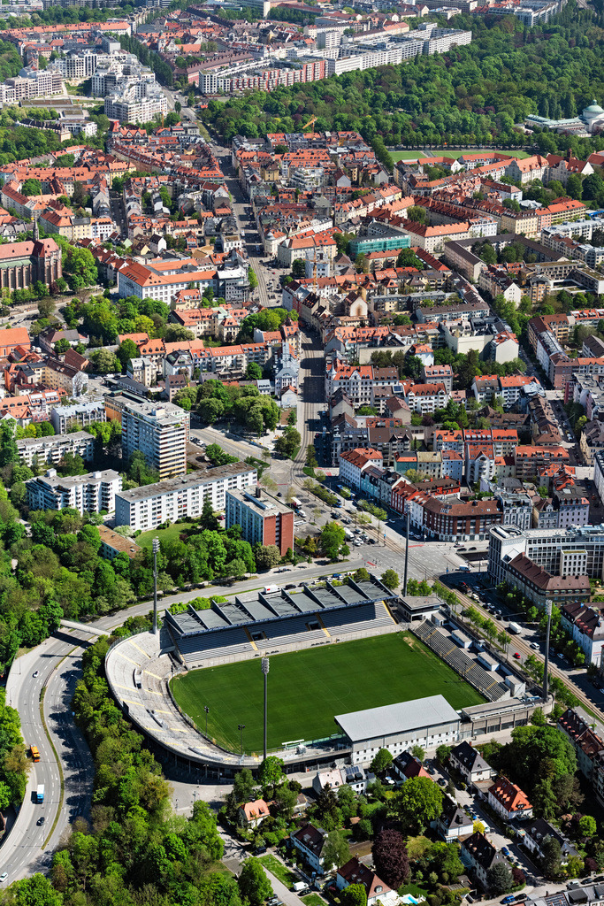 dr__0063975.jpg | MüNCHEN 29.04.2025 Fußball- Stadion des Vereins TSV 1860 ( Sechzgerstadion ) an der Grünwalder Straße im Stadtteil Giesing in München im Bundesland Bayern. // Football stadium of the football club TSV 1860 on Gruenwalder Strasse in Munich in the state Bavaria. Foto: Daniel Reiter