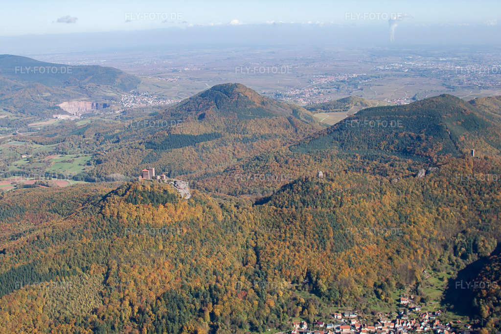 Luftbild: Die 4 Burgen Trifels, Anebos, Jungturm und Münz in Leinsweiler im Bundesland Rheinland-Pfalz in Deutschland. Foto: IMG_34766.jpg vom 26.10.2010 durch Werner Riehm/FLY-FOTO.de