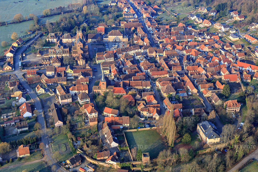 Vue aérienne: Vue de la ville depuis le nord à Neuweiler dans le département Bas Rhin, France – .Photo: IMG_105315.jpg prise le 25/03/2018 par Werner Riehm/FLY-FOTO.eu – Résolution de l'original: 5336 x 3557 px