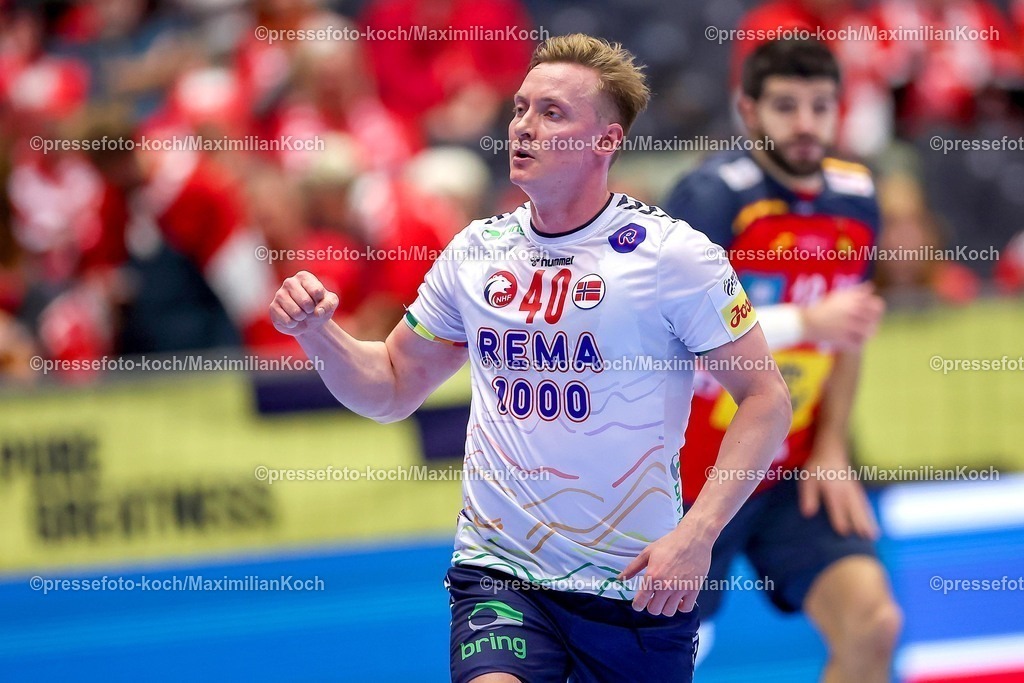 EHF22012602060 | 22.01.2026, Handball, Men's EHF EURO 2026, Spanien - Norwegen, Jyske Bank Boxen in Herning, Dänemark, Main Round:  August Baskar Pedersen (Norway #40)  jubelnd gestikulierend auf dem Spielfeld  