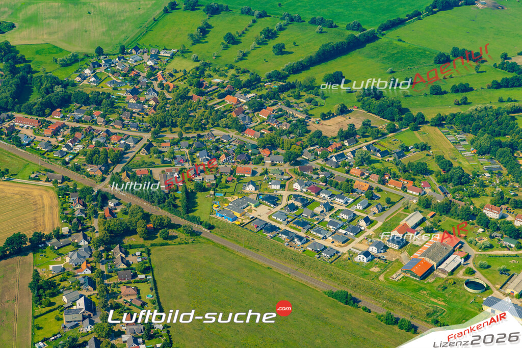Luftbild der Stadt Holthusen - Das Luftbild wurde 2025 vom UL-Flugzeug heraus erstellt ( keine Drohnenaufnahme ) - Hochauflösende Luftaufnahme - für Wandbilder und großformatige Ausdrucke geeignet. Das besondere Geschenk!Hier alle&nbsp;Infos zur Lizenzierung der LuftaufnahmeWir fliegen auch dieses Jahr wieder in Ihre Region um Luftbilder zu erstellen.- Luftbild anfragen