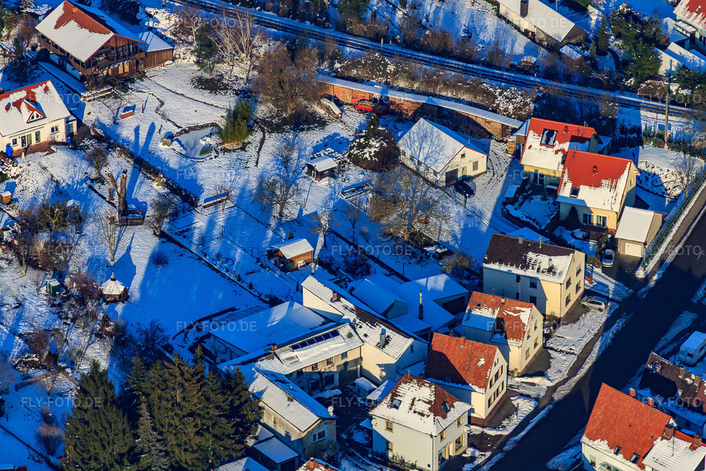 Luftbild: Saarstraße bei Schnee im Winter in Kandel im Bundesland Rheinland-Pfalz in Deutschland. Foto: IMG_36277.jpg vom 03.01.2011 durch Werner Riehm/FLY-FOTO.de