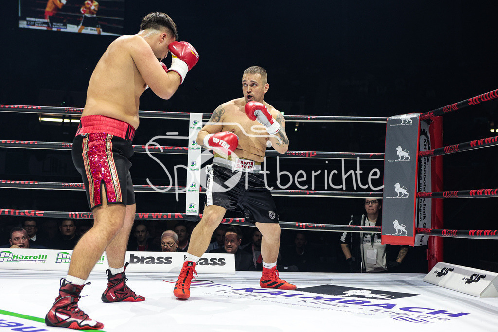 Profi - Box - Gala / Main Event | James KRAFT (rote Hose) in seinem Kampf gegen Vaclav TOJACEK (schwarze Hose)