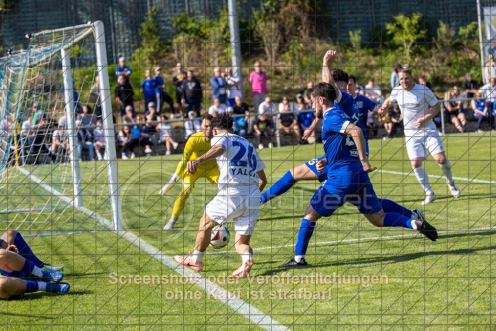 20250427_164618_0306 | #,TSG Salach (blau) vs. 1.FC Eislingen (weiß), Fußball, Bezirksliga - Bezirk Neckar/Fils, 24. Spieltag, Saison 2024/2025, Rasensportplatz, Staufenecker Str. 41, 73084 Salach, 27.04.2025 - 15:00 UhrFoto: PhotoPeet-Sportfotografie/Peter Harich