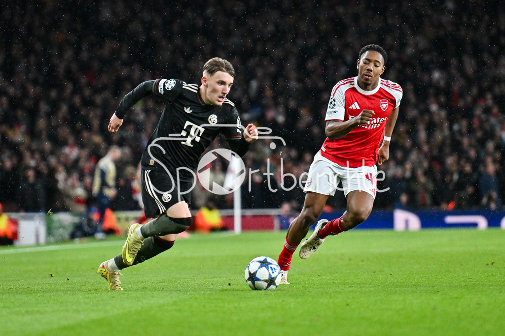 Arsenal FC - FC Bayern München | LONDON, ENGLAND - 26. NOVEMBER: im Duell Lennart KARL (FC Bayern Munich 42) und Myles LEWIS-SKELLY (Arsenal FC 49) beim Ligaspiel zwischen Arsenal London und dem FC Bayern München am 5. Spieltag der UEFA Champions League im Emirates Stadium am 26.11.2025