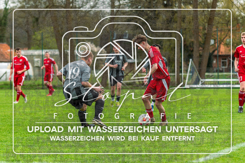 FGFSSCT-1018 | Mattis Worthmann (SC Tewel #35) und Marlon Bargmann (FG Fulde-Stellichte #19) beim Herren Kreisliga HK Spiel zwischen FG Fulde-Stellichte und SC Tewel im Lehrdestadion, Stellichte (Simon Paul Stopat) - Realisiert mit Pictrs.com