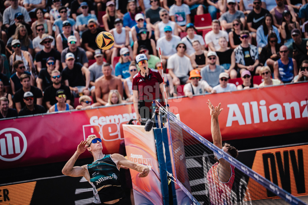 Beachvolleyball | Männer | Allianz German Beach Tour 2025 | Tourstop Berlin | 17.08.2025 | v.l. Jonas Reinhardt beim Angriff gegen Jonas Sagstetter