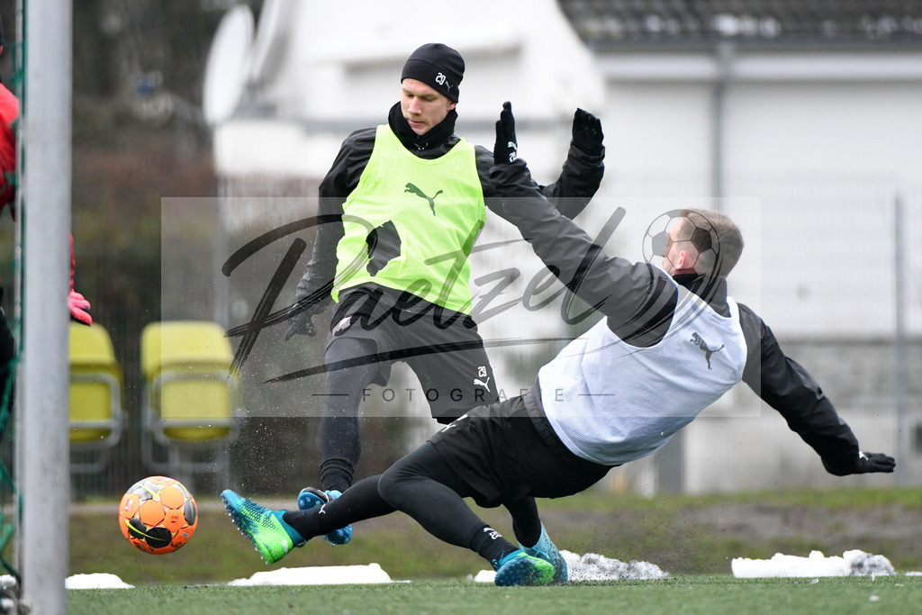 20200226_TRAOSN_0084 | Fussball, Herren: Bryan Henning (VfL Osnabrueck) und Marc Heider (VfL Osnabrueck) im Zweikampf waehrend der Trainingseinheit des VfL Osnabrueck im Sportpark Illoshoehe am 26.02.2020 in Osnabrueck, Deutschland. - Realisiert mit Pictrs.com