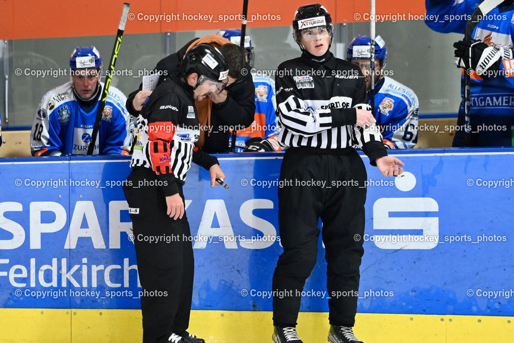ESC SPARKASSE STEINDORF vs. 1. EHC ALTHOFEN | WIDMANN Florian Referee, Frieser Alexander Referee, Headcoach ESC Steindorf Mayer Michael, ESC SPARKASSE STEINDORF vs. 1. EHC ALTHOFEN, ESC SPARKASSE STEINDORF vs. 1. EHC ALTHOFEN am 30.11.2025 in Steindorf (Ossiachersee Halle), Austria, (Photo by Bernd Stefan)