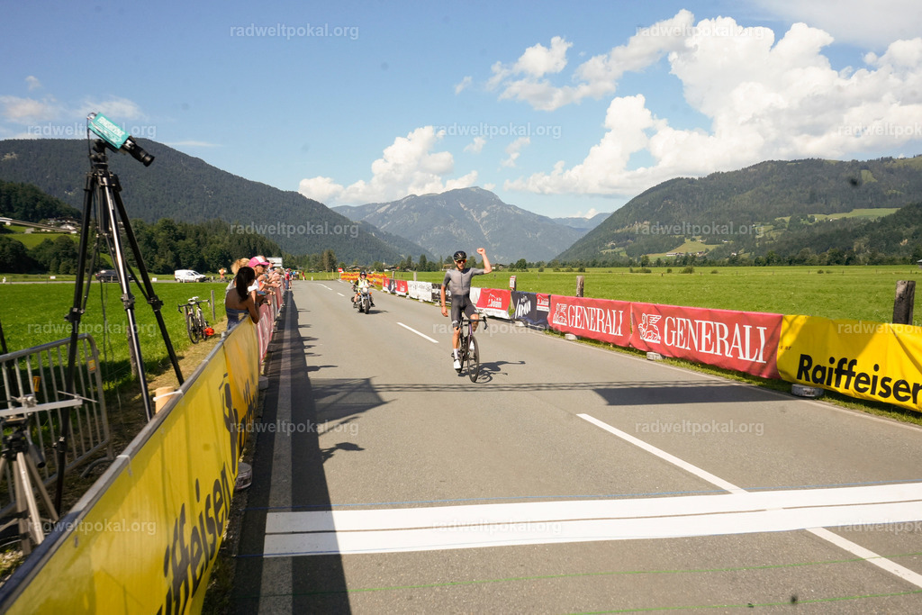 927_20230817_Bewerb_Maenner_Muehlanger | AUT - OESTERREICH, 2023-08-16: SPORT RENNRAD-FAHREN - 55. INTERNATIONALER RADWELTPOKAL IN ST. JOHANN IN TIROL  - Vintage-Radrennen mit WM-Bronze-Medaillen-Siegerin Christina Schweinberger, den Teilnehmer und Alexander Baumann (vom Orginastions-Team) - TAG 2 BEWERB MAENNER IN SECHS GRUPPEN  ; Foto: Roland Muehlanger
