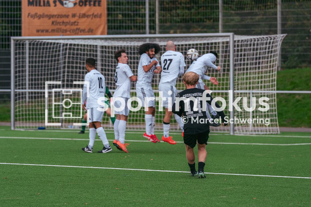 SSV Germania Wuppertal – Cronenberger SC | Luis Rosenecker (14, Cronenberger SC) bei einem Freistoß. Bezirksliga Niederrhein, Gruppe 2: SSV Germania Wuppertal gegen Cronenberger SC, Wuppertal, 11.10.2026. Endstand: 1:4. sportimfokus / Marcel Schwering - Realisiert mit Pictrs.com