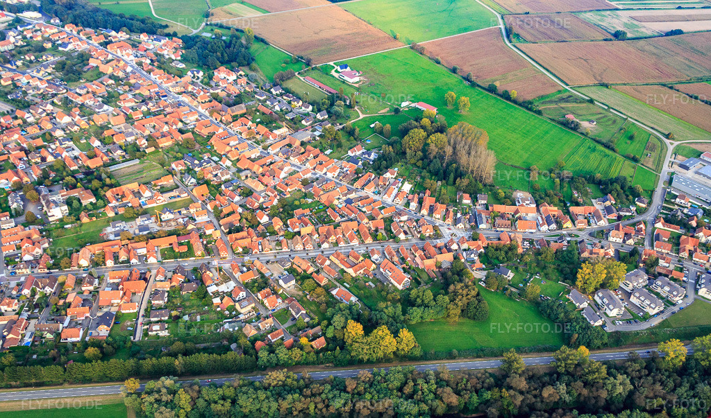 Luftbild: Ortsansicht von Westen in Oberhoffen-sur-Moder im Bundesland Bas-Rhin in Frankreich. – Foto: IMG_074296.jpg vom 04.10.2014 durch Werner Riehm/FLY-FOTO.de – Auflösung des Originals: 5159 x 3040 px