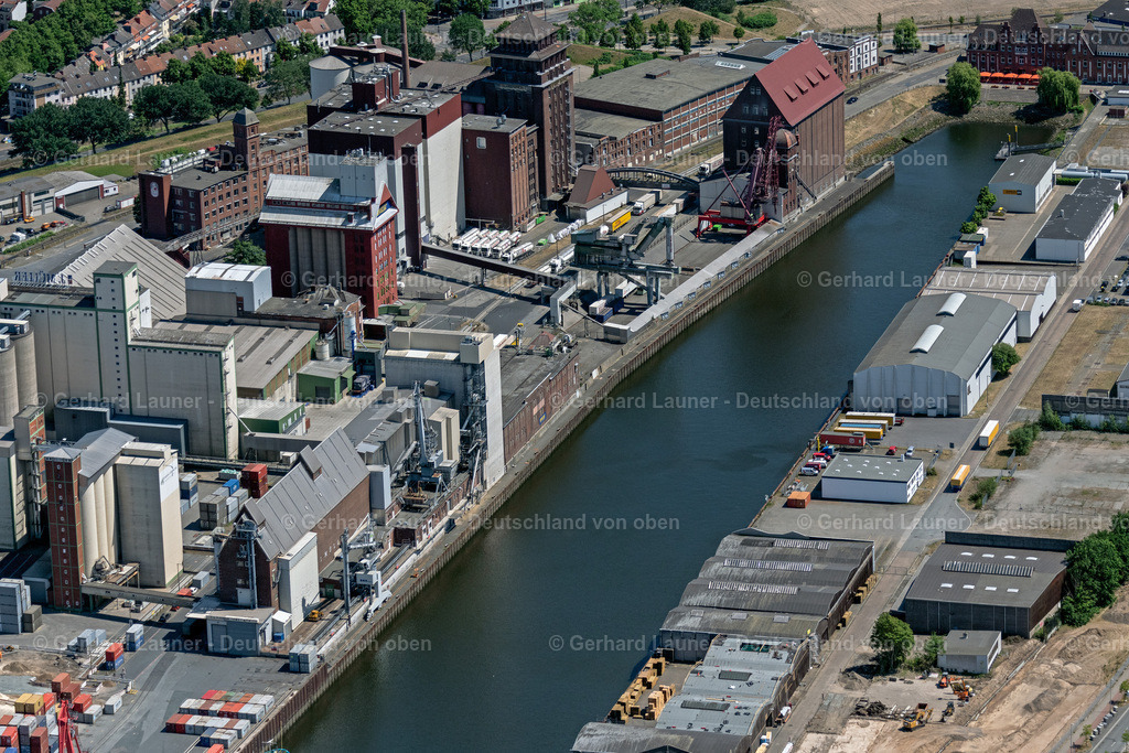 4029420 | BREMEN 01.06.2020 Kaianlagen und Schiffs- Anlegestellen am Hafenbecken des Binnenhafen - Europahafen im Ortsteil Überseestadt in Bremen, Deutschland. Weiterführende Informationen bei: bremenports GmbH &amp; Co. KG. // Quays and boat moorings at the port of the inland port in the district Ueberseestadt in Bremen, Germany. Further information at: bremenports GmbH &amp; Co. KG. Foto: Gerhard Launer