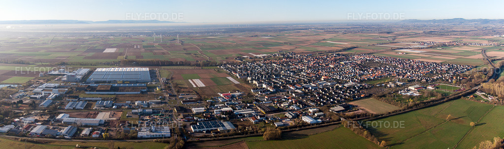 Luftbild: Panorama - Perspektive Ortsansicht der Straßen und Häuser der Wohngebiete in Offenbach an der Queich im Bundesland Rheinland-Pfalz in Deutschland. Foto: IMG_63300-Bearbeitet.jpg vom 20.03.2014 durch Werner Riehm/FLY-FOTO.deAuflösung des Originals: 10453 x 3094 px