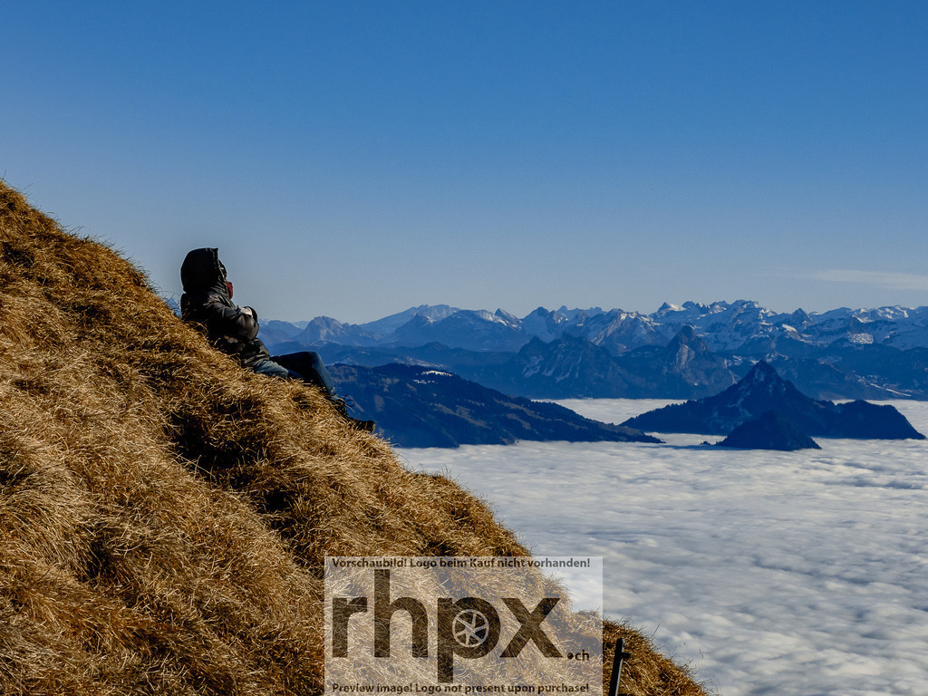 Weitsicht über dem Nebelmeer | Stille. Weite. Horizont.Ein Augenblick des Innehaltens hoch über der Wolkendecke. Die warme Sonne und der endlose Blick über das Nebelmeer bis zu den fernen Gipfeln lassen die Welt unter einem vergessen.Wähle unter "Produktauswahl" dein Wunschformat: Vom klassischen Wandbild über Puzzle &amp; Tassen bis zum digitalen Download (z.B. als Handy-Hintergrund). - Realisiert mit Pictrs.com